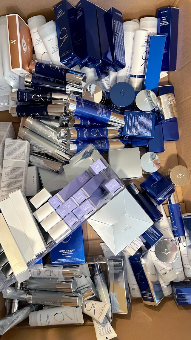 Let’s get you booked & blackhead free 🧖🏼‍♀️✨

#hydrafacial #glowingskin #skincarehumor #estheticianlife #facialreels #dilworthfacialplastics #charlotteskincare #poresnomore #skincareroutine #estheticianreels #skincaretrends #glowupseason #blackheadremoval #dewyskin #skingoals